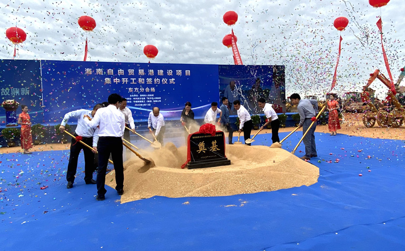 東方市委市政府領(lǐng)導(dǎo)與我公司項(xiàng)目負(fù)責(zé)人為開工儀式奠基-小.jpg